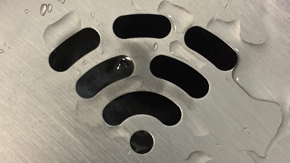 Vask i handfat som ser ut som wifi-symbolen