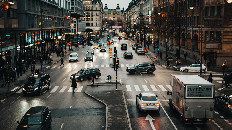 Trafikerad gata i Stockholm