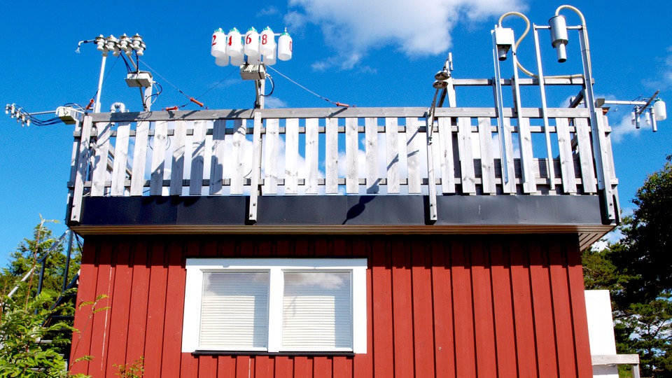 Luftmätningsutrustning på ett tak